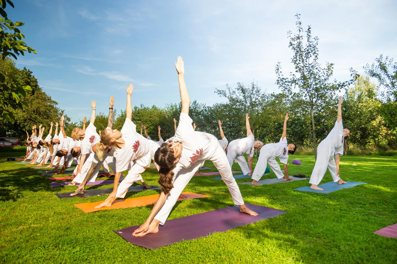 Yogales in de buitenlucht tijdens de opleiding bij Arhanta Yoga